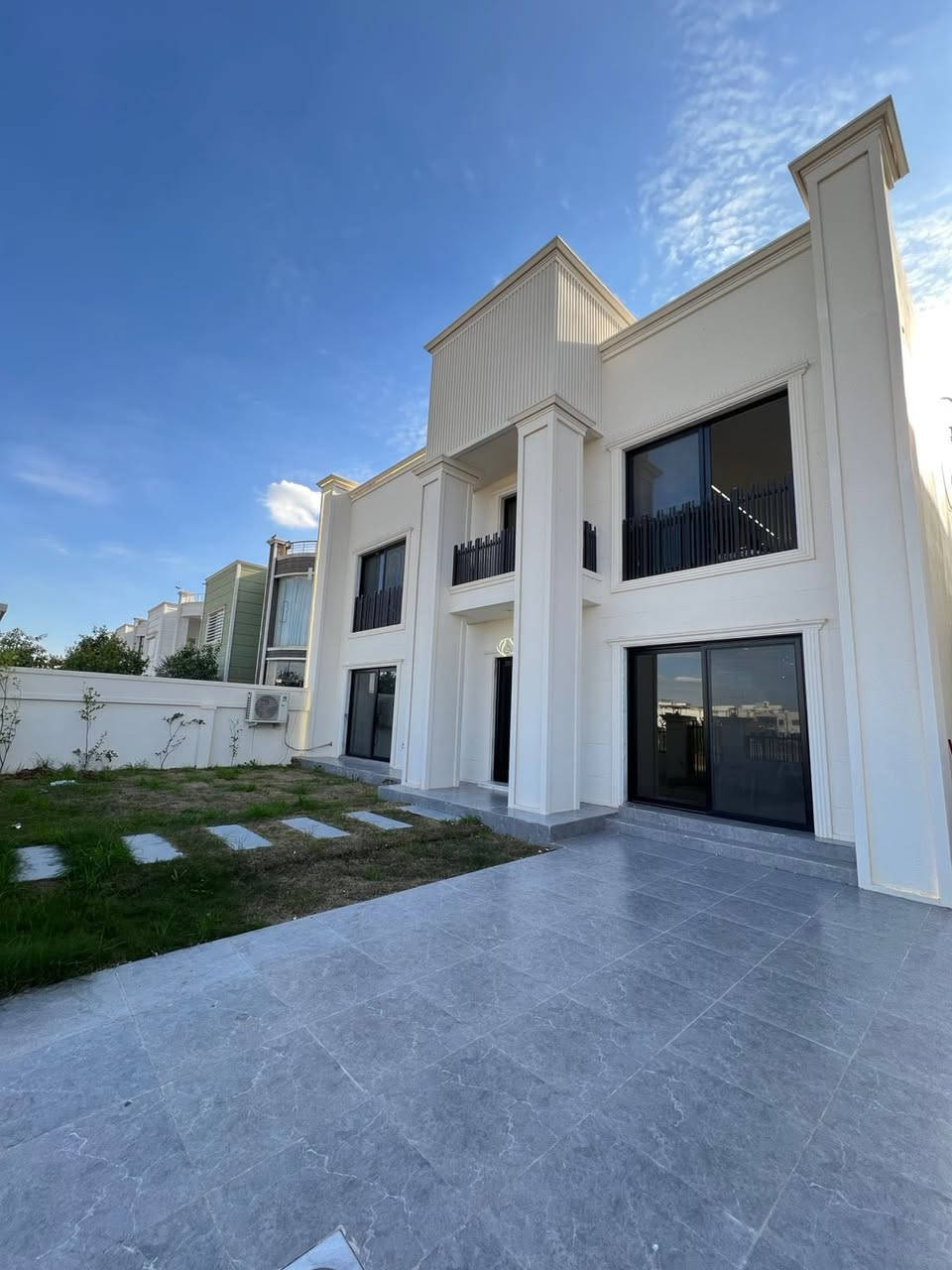 #للبيع #اربيل
#كنجان
بيت مساحة 350 متر  واجهه حديقه 
يحتوي البيت  
صالة ضيوف 
صالة داخليه 
مطبخ   
4غرف نوم 
البيت مؤثث كامل 
للمعلومات او الاستفسار أتصل
***********
