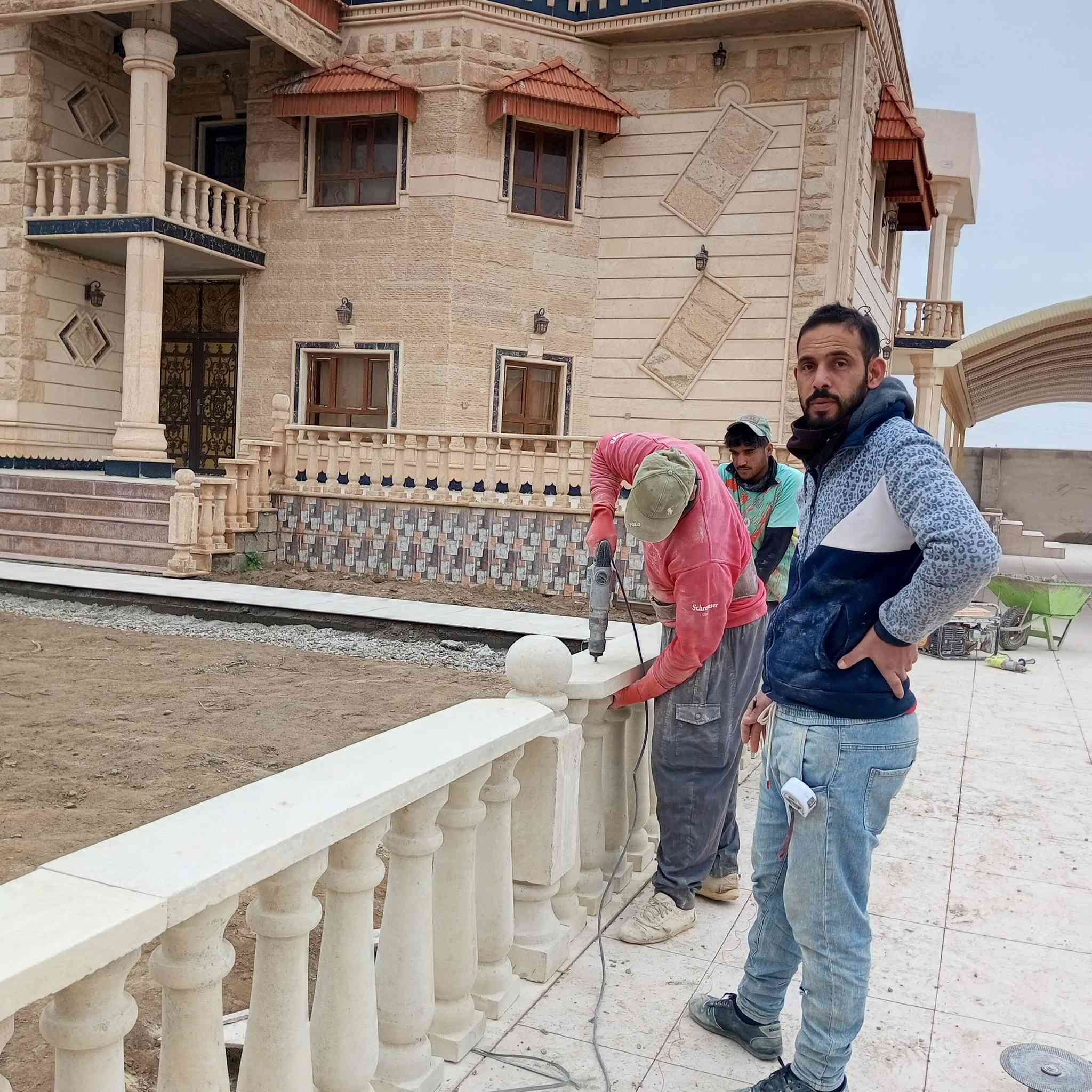 كادر كوبلنات حجر حلان ومرمر 
كرسته وعمل شغل مرتب ونظيف 
مكان العمل العلم وضواحيها وتكريت وضواحيها 
للاستفسار الاتصال على الارقام 
***********
*********** احمد الحميش
