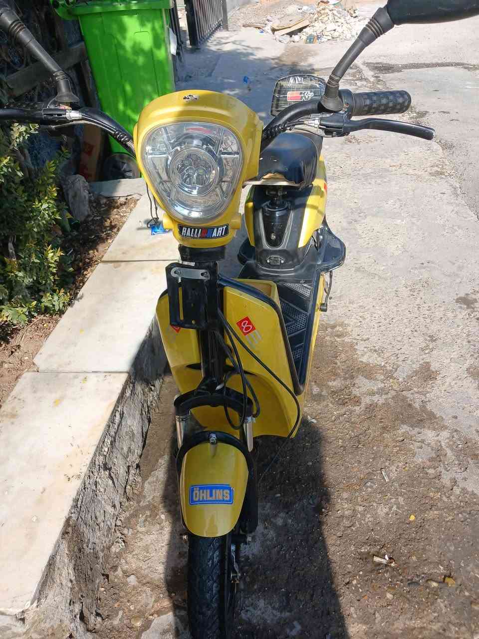 السلام عليكم دراجة شحن حجم ١٤ للبيع نظيفه دراجة كامله مابيه نقص كلشي شغال بيه السعر 225 وبيه مجال  مكاني بغداد حي العامل الأولى واني مكلف بالنشر اتصل على الرقم ***********
