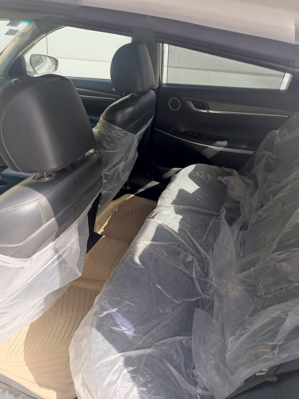 سلام عليكم اخوان للبيع ازيرا 2018 رقم بغداد
مواصفات 1--1 وموضحها بلتصوير 
ماشيا 116 
مكينه 6 سلندر بانزين
بيها قطعتين صبغ جاملغ ايمن وباب الصدر
مكاني بغداد وسعر السياره 155 وبيها مجال 
هاتف ***********
