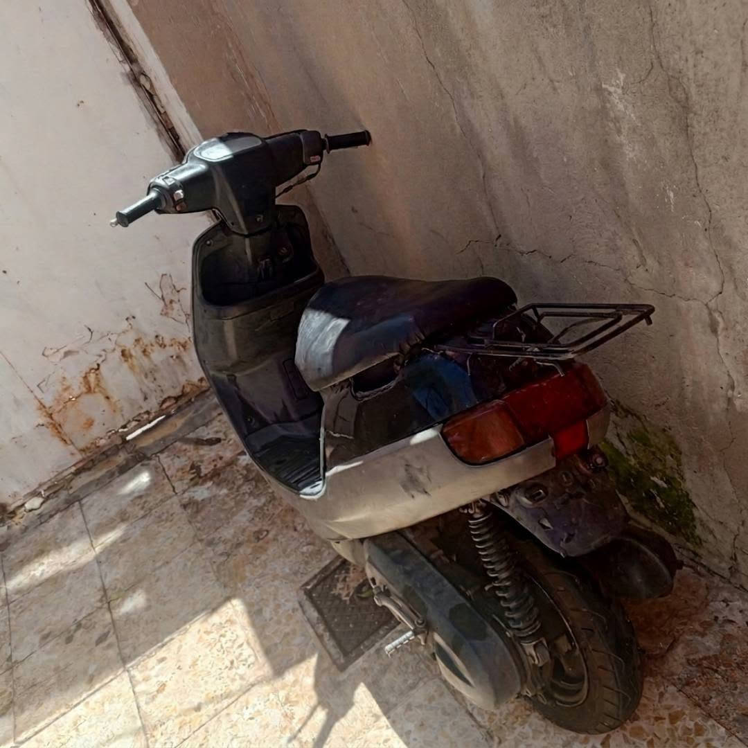 دراجه بطه شاصي وكفرات وسوادات نضيف مكينه نضيفه هندر واحد تشتغل وشلعتها قويه بس بيها مشكله تختنك كلولي شغلتها كابريتر اني ما فارغ اصلحها ابيعلك كوم حديد سعر 85 قفل *********** واتساب
