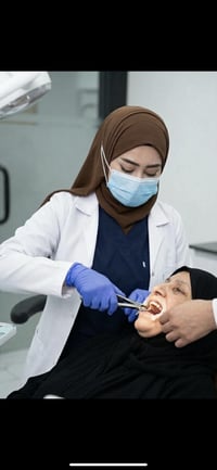 مريض يحتاج قلع سن تالف او جذور متبقية العمل يتم داخل كلية التراث الجام...