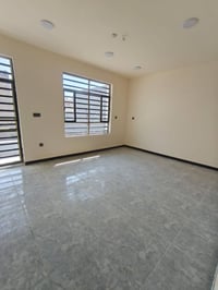 للبيع60 وجهه5ونص ونزال10 استقبال+صاله+ومطبخ+وغرفه+حمام2 للاستفسار07715...