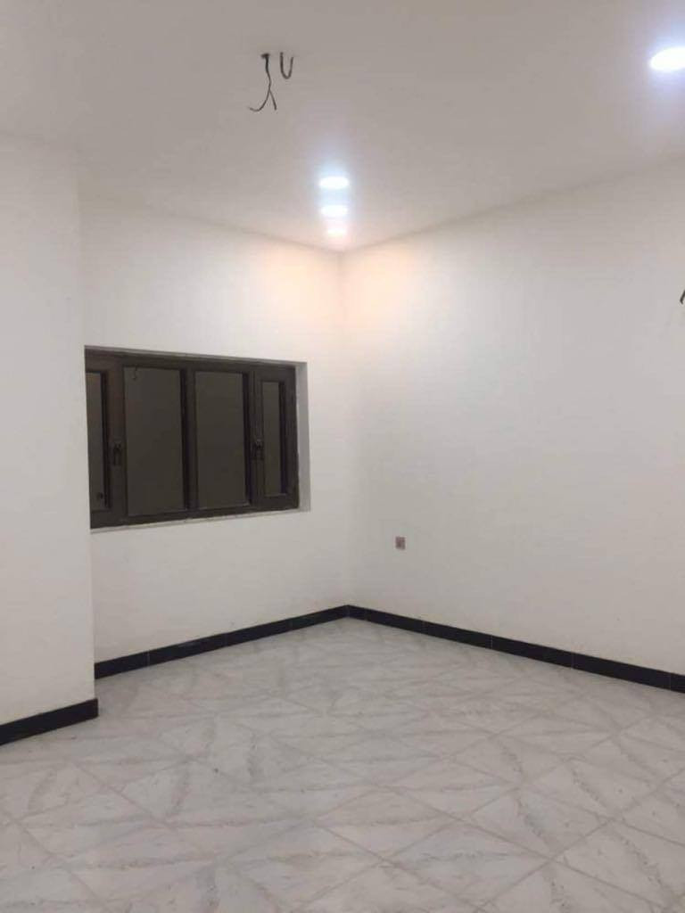 سلام عليكم 
مشتمل ب العرصات طابق ثاني غرفتين وصالة و مطبخ وحمام وبناء حديث ايجارها الشهري 750 الف وبيه درج خارجي يرهم للعوئل الصغيرة والموظفين وحتى يصلح مكتب
للتواصل مكتب/ ***********
