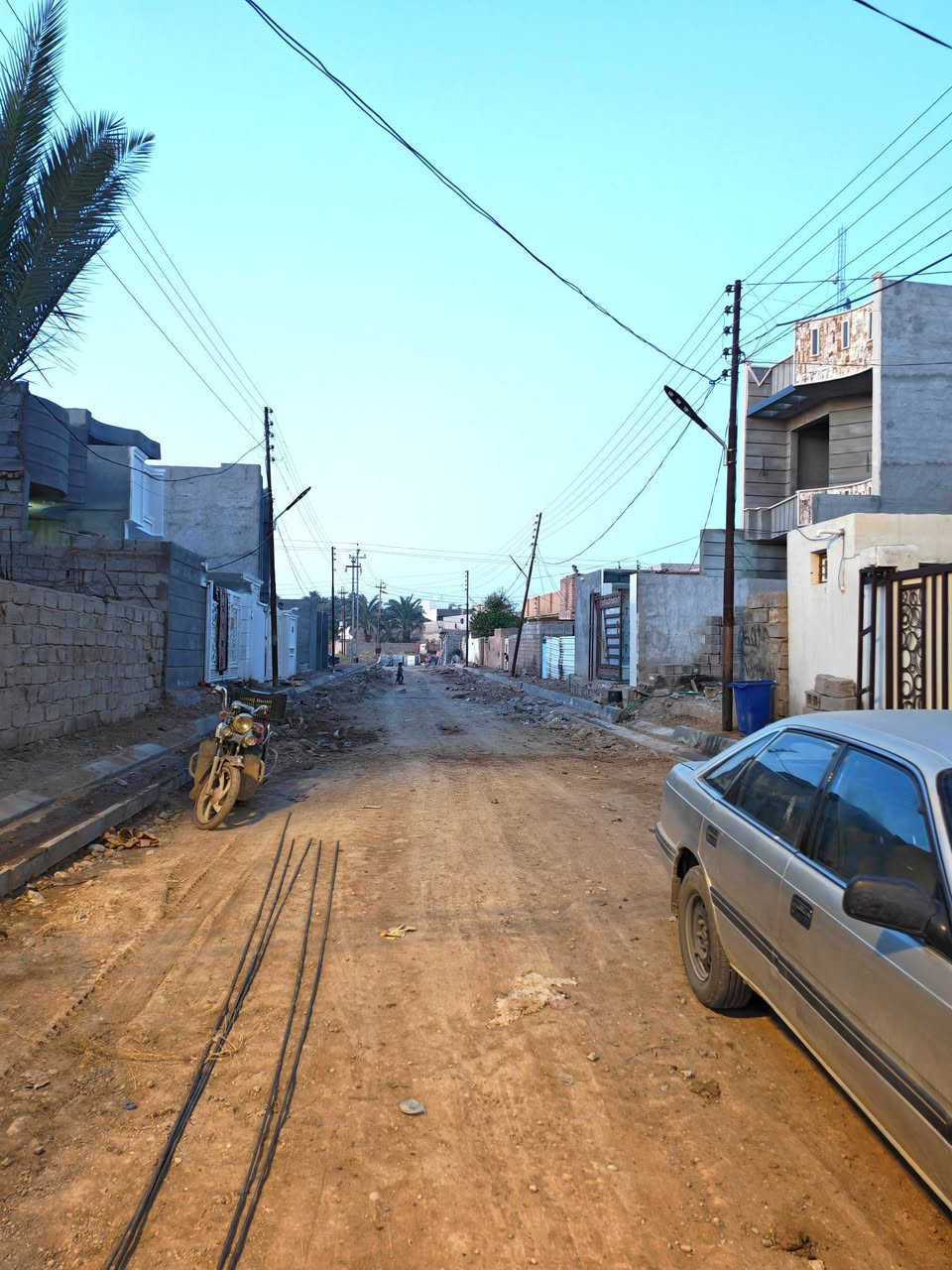 #للبيع دار سكن طابو صرف مطلوب للإسكان 

#الموقع بلور مقابل جامع الشيخ ثاير داخل الفروع
كل الخدمات متوفرة والتبليط هذه الايام ان شاء الله 

#المساحة ٢٤٠ متر
الواجهة ١٢
النزال ٢٠

#المحتويات البيت طابقين
٣ غرف نوم طابق ارضي وغرفتين نوم طابق ثاني
وباقي المحتويات هول إستقبال كلدور مطبخ وصحيات داخل وخارج
البيت بي نواقص منها أرضية وتقفيل ماء وكهرباء
والصور موضحة كلشي
#ملاحظة البيت مطلوب للأسكان ٤٢ مليون تتحول عليك بقسط شهري ٢٢٠ الف
وسعر البيع المطلوب مقدمة ٥٣ مليون
 #للتواصل مع الرقم
***********
