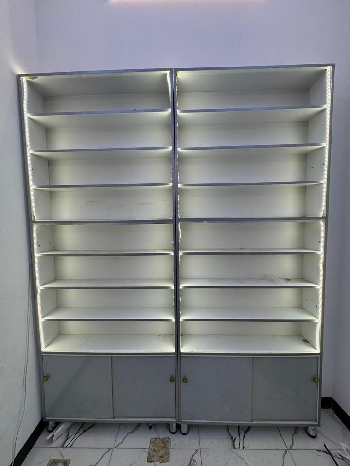 رفوف لون ابيض مع اناره السعر 100 الف ثنينهن مكانهم شعب لتواصل رقم ***********
