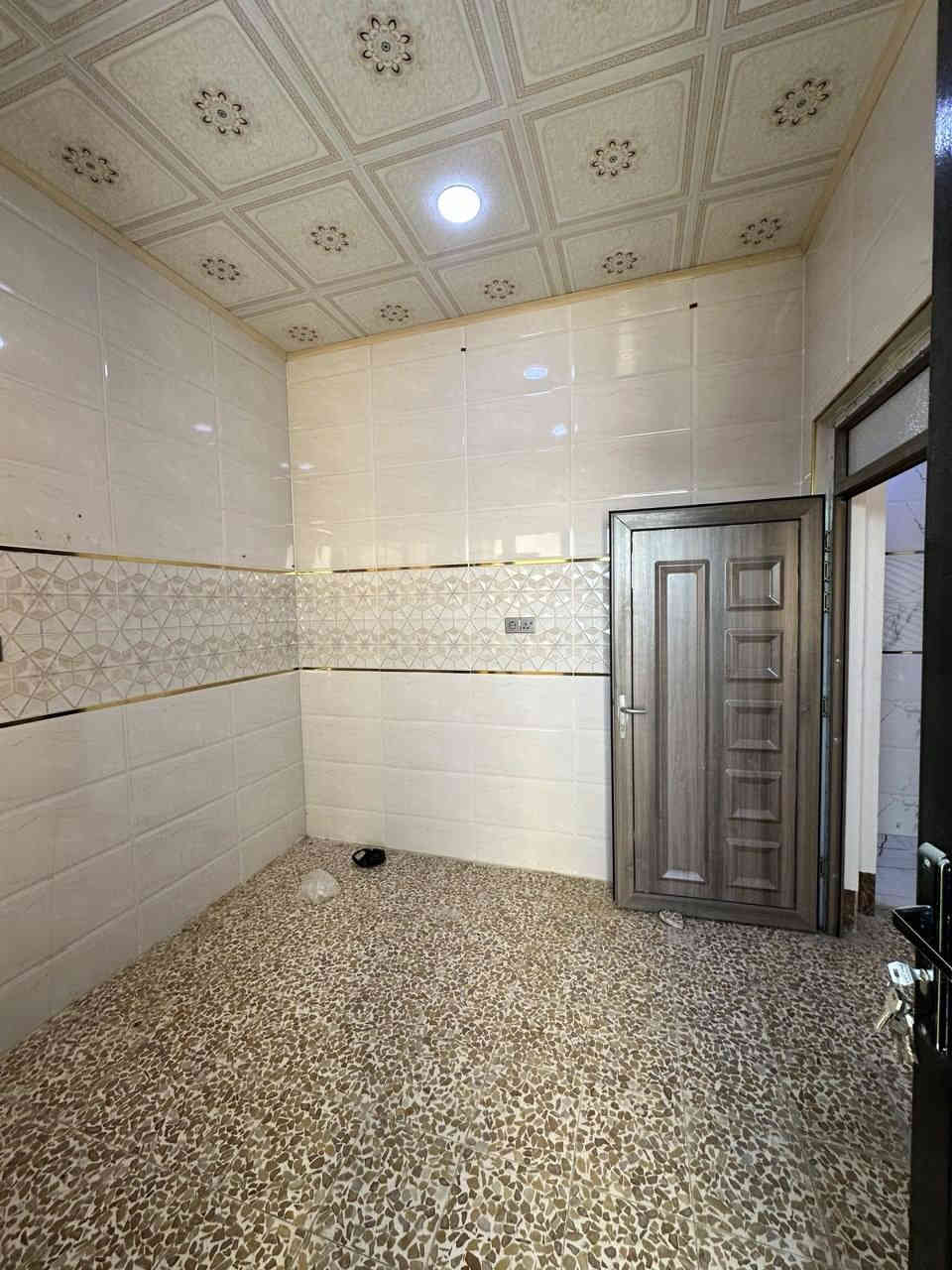 يتوفر 🛑🛑🛑🛑🛑🛑🛑🛑
شقة طابق ثاني للايجار 
في حي الوحدة الثانية جمعية حمورابي 👉👉👉👉👉
مساحة 100 متر 
بناء حديث فول سيراميك بورسلين 🫸🫸🫸🫸🫸
زيرو
تتكون من غرفة نوم وهول واستقبال وصيحات ومطبخ 
السعر 200 

للاتصال والاستفسار ***********
                                ***********
