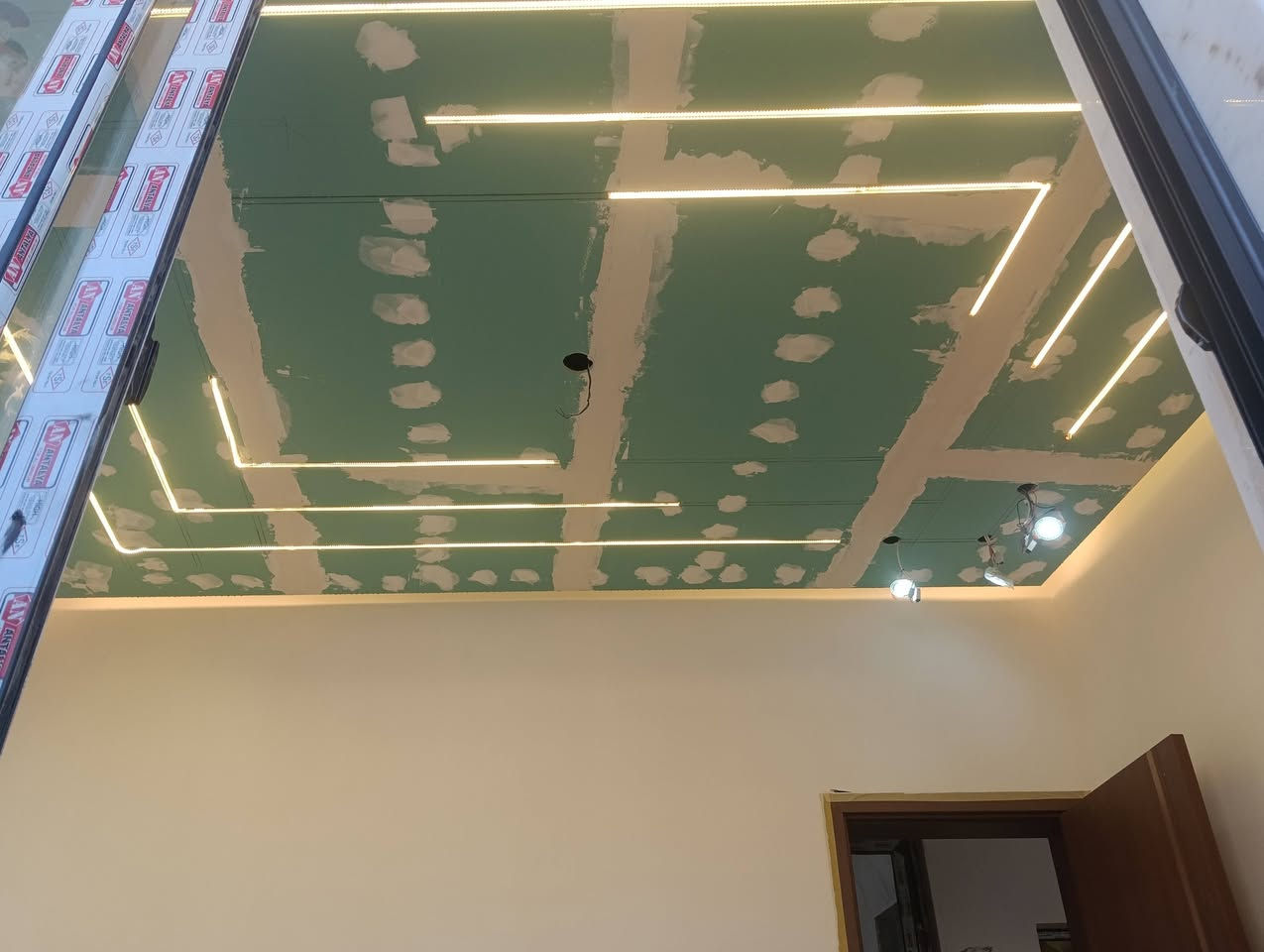 السلام عليكم عمار الصباغ لصبغ جميع الاصباغ الحديثة الداخلية والخارجية للاستفسار ***********
