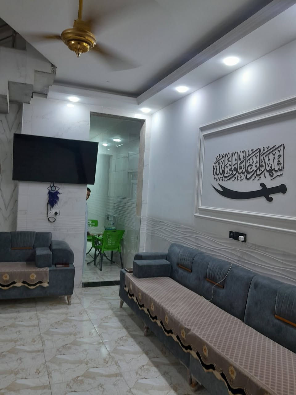بيت للبيع طابقين 🏠 مساحته  130متر بناء حديث ✅

طابو صرف  ✅ بسعر مناسب 

الطابق الاول يحتوي على غرفه نوم وكنيدور واستقبال ومطبخ وصحيات داخليه وخارجيه  ✅

الطابق الثاني يحتوي على غرفتين نوم وكنيدور وصحيات ✅

الموقع 🌏 شارع 80حي الشهداء خلف مستشفى المستقبل  بفرعين ✅

الاستفسار الإتصال بالرقم  ‎***********متوفر واتساب ✅
