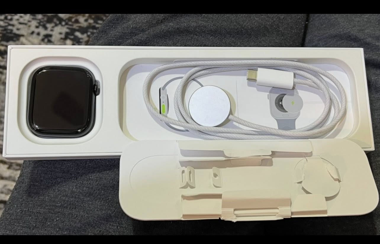 اعة ابل جيل 10 حجم 46 لون اسود بلاك نظافتها مية بالمية مخزونة استعمالها شهر واحد فقط السعر 450 ألف وبيها مجال 
للتواصل ***********
