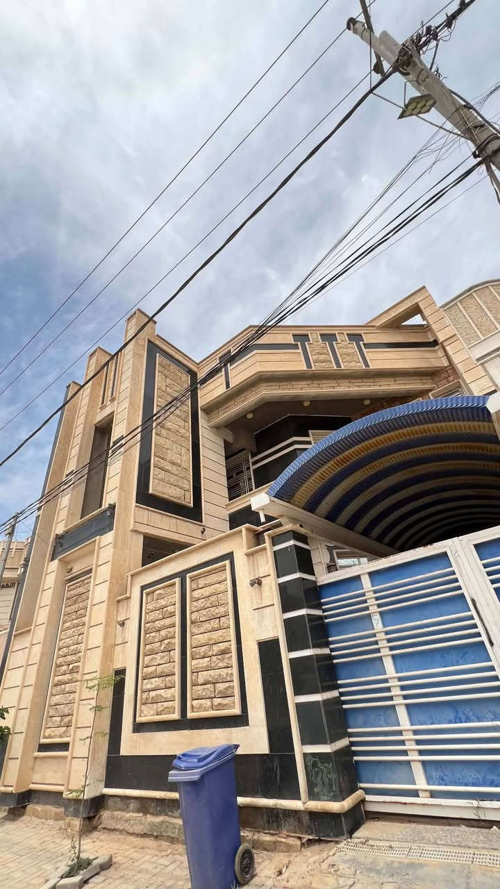 دار سكن للبيع طابو صرف
ديوانية حي الجامعة
قرب جامع سيد يوسف 
موقع مميز جدآ جدآ
يقع على شارع بعرض 20 M
المساحة 200 M  واقع حال 220 M
بناء حديث درجة اولى الواجهة 10 M
طابقين مسلح الواجهة حجر طبيعي 
الاراضية مرمر درجة اولى + بورسلين اسباني 
محتويات الدار 
غرف النوم عدد 4 / استقبال / صالة عدد 2
مطبخ حار بارد/ مجموعة صحية عدد 4
گراج سيارة 🚘
ملاحظة !!!!! 
( يباع مؤثث بالكامل او بدون حسب ظرف المشتري ) 
                     للاستفسار
مراجعة مكتب مهدي العتابي للعقار ديوانية الجزائر مقابل فندق برج الامراء
*********** مهدي العتابي 
*********** حيدر الفتلاوي
***********
