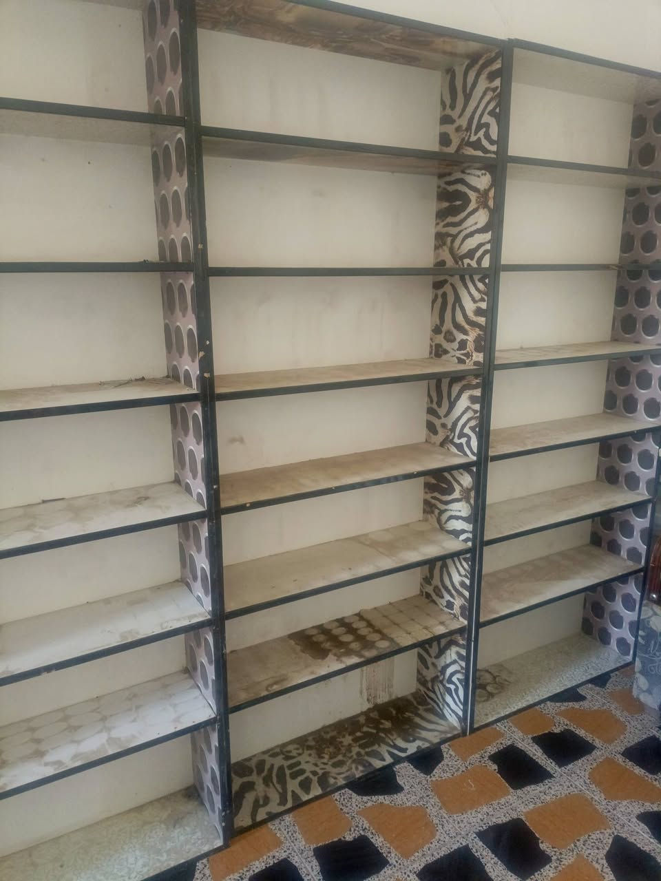 باترينات مستخدمات للبيع 
العنوان شارع النفط 
قياس ارتفاع مرتين نزل 25
عرض 80 / ‏‪***********‬‏
