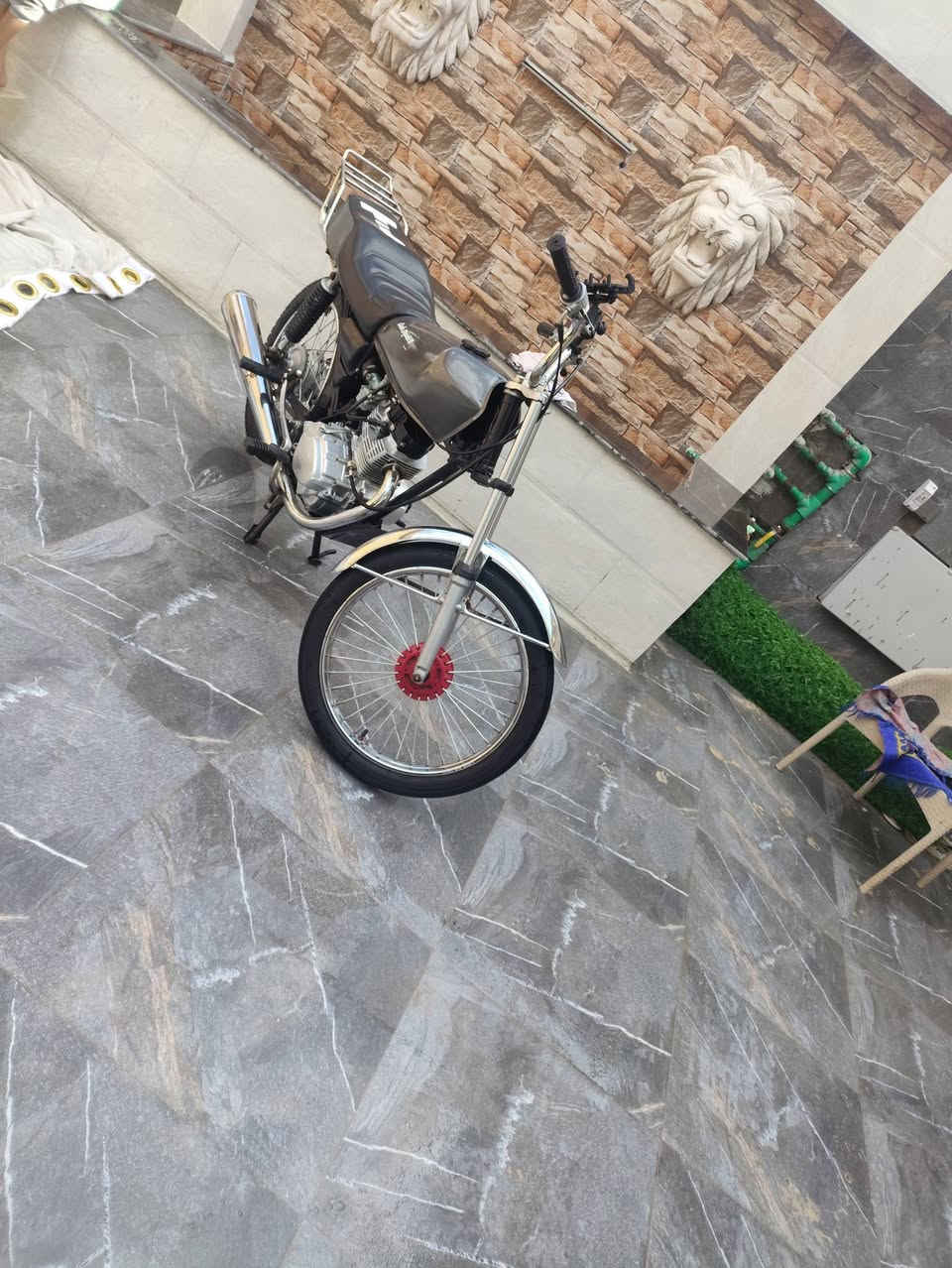 سلام عليكم  دراجه ايراني للبيع سيجي نامه محرك ما مفتوح اصلي المشيف دراجه حلوه شلعه ومعدل قوي دراجه ما عوزه شي دك هندر واطلع دراجه  كلك مكفوله من السرقه سعر 600 وبيه مجال حك. الجيه  ***********
