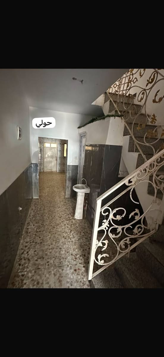 السلام عليكم دار للبيع المساحه 50 متر طابقين زراعي سند 25 يتكون البيت الطابق الرضي طرمه استقبال منور مطبخ وترك الطابق الثاني غرفتين وبيتونه وصطحين البيت كلش نضيف وجاهز السعر 53مليون بي مجال  ماجر البيت ايجراه 300 الي يحب يخلي استثمار الرقم بي وتساب  *********** البياع شرطه الخامسه قرب دعم الوجستي
