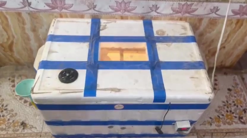فقاسات للبيع وحده تقليب يدوي تشيل 90 بيضه والثانيه فول اوتماتيك تشيل 180 بيضه ***********
