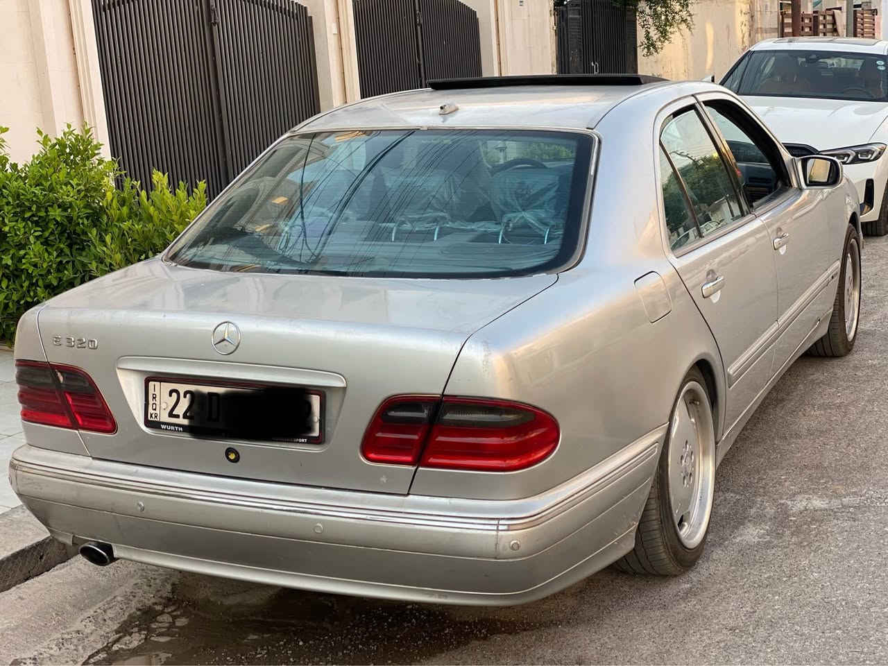 marseds benz 320 2000 
مواسه فات فوله 
كوشن جلد و سارد و گەرمە خەزنە
پە ردە  
سلایتە 
تەبرید لە مس و شاشە گەوریە 
ڤۆلیۆم و تحدید سورحە 
 سبوخ ٢ پارجەی بە س بەخە  بێ لێدانە
سە نەوی و رە قەمی نوێیە
نرخی 135 وەرەقەیە
*********** 
هەولێر أربيل, العراق
