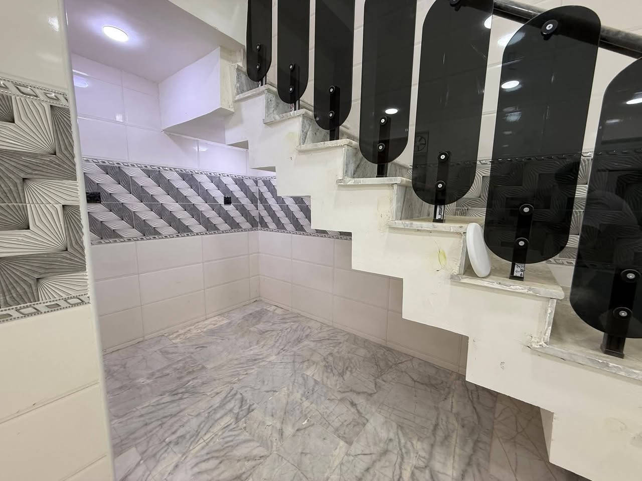 الدار للبيع 👌👌👌
(مدخلين)
المساحة 100 م 
العنوان الشعب حي التجار شارع الاسواق المركزيه 
يحتوي الطابق الارضي ع كراج وخدمات خارجية ومغسلة واستقبال ومطبخ حار وبارد ومنور وخدمات وغرفة نوم 
ويحتوي الطابق الثاني على ثلاث غرف نوم وخدمات وبيتونة وسطحين 

السعر 290مليون وبي مجال
للاستفسار اكثر يرجى الاتصال على الرقم التالي
***********
