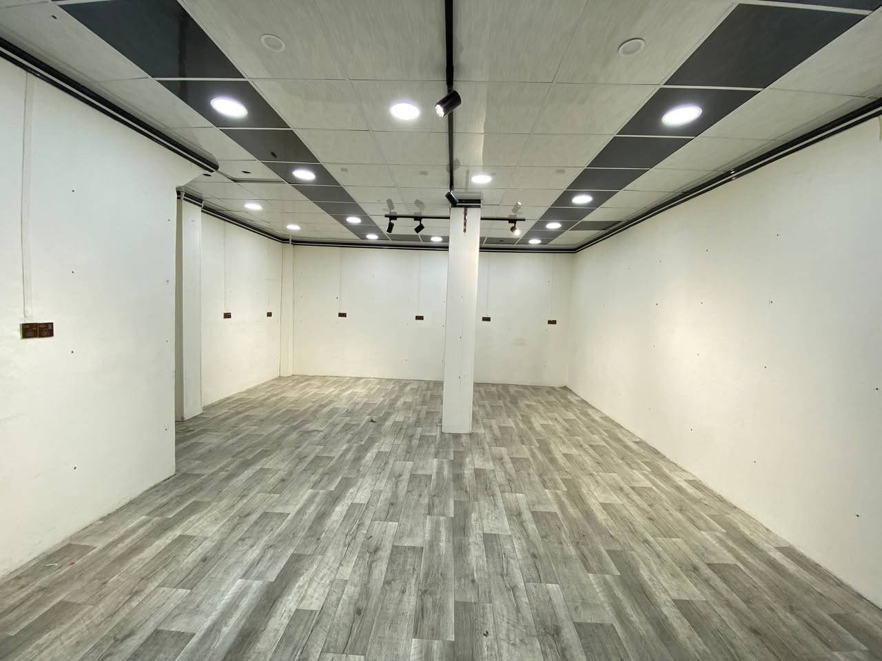 محل للإيجار وسط سوق سومر مقابل مول أبو حسين العفري، موقع حيوي ومميز. المحل يتكون من بانقتين بواجهة 5 ونص متر وعمق 10 متر، المساحة تقريباً 60 متر. يحتوي على مخزن صغير جوه الدرج، عدد جامخانة اثنين، باب دفتري عدد اثنين، ومبردات عدد اثنين. الأرضية جديدة مع سقوف ثانوية، متوفر خط وطني وخط مولدة. المحل جاهز من كل النواحي، بس تجيب بضاعتك وتشتغل مباشرة.

التواصل عن طريق الاتصال فقط:

***********

***********
