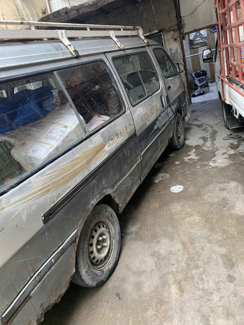 السلام عليكم للبيع فتون الوان موديل 2011 ابيع كوم حديد مصفره غرامات ورعيه موجود السعر 17 وبيه مجال ***********
