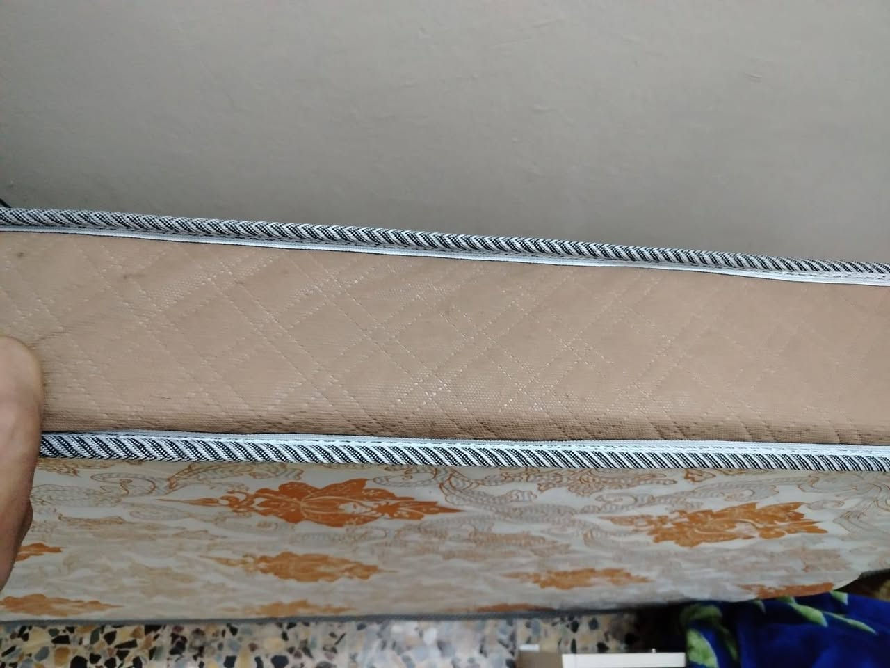 السلام عليكم عندي هذا الدوشك وهاي الجربايه اثنيناتن جديدات
صارن شهر من جبناهن اثنيناتن  رايدين السعر 80 وبيهامجال رقم الهاتف

 ***********
