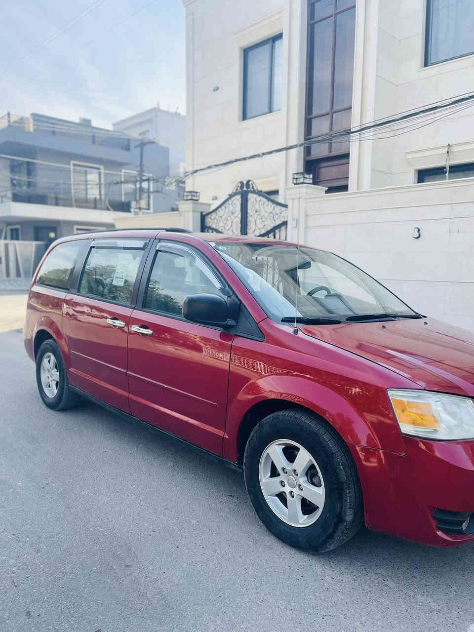 السلام عليكم دوج كرفان للبيع( بدون مراوس) فول مواصفات رقم بغداد وبسمي مشروع وطني تحويل ثاني يوم ماكو اي شكال علما ان السيارة قديمة عندي وعلة ايدي وبسمي تقريبا صارلها ٦ سنوات استخدام شخصي
مواصفات السيارة
(1) مكينة (٦) ستة سلندر ١٠٠/١٠٠
(2) سبعة راكب+ثلاث قطع تبريد
(3) كير درجة اولى+ كشنات كهرباء
(4) بوب كهرباء + جنطة كهرباء
(5) صدر وتبريد وتدفئة مكفولات
(6) ميكانيكيات وكهربائيات وحدادية ١٠٠/١٠٠
(7) تخم تايرات جدد+ داخل غرفة جديدة
(8) السيارة جاهزة مابيها اي نقص
(9) السعر ( ١١٥ ) ورقة وبيها مجال 
(10) المكان بغداد الكرخ للاستفسار  ***********
