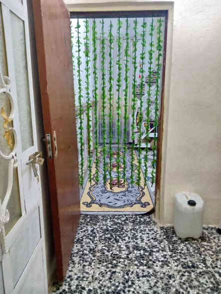 بيت64 م طابو زراعي مشمول بالتطويب  للبيع يتكون من غرفه وصاله واستقبال ومطبخ و2 حمامات ومكشوفه  وسطح وبيتونه جبيرة بناء جناي بناء نضيف ومرتب السقف عكادة والبناء طابوك وبلوك العنوان فلكة المطار خلف مجمع عماد سكر اول فرع على الشارع السعر 25 الاتصال ع الرقم ***********
