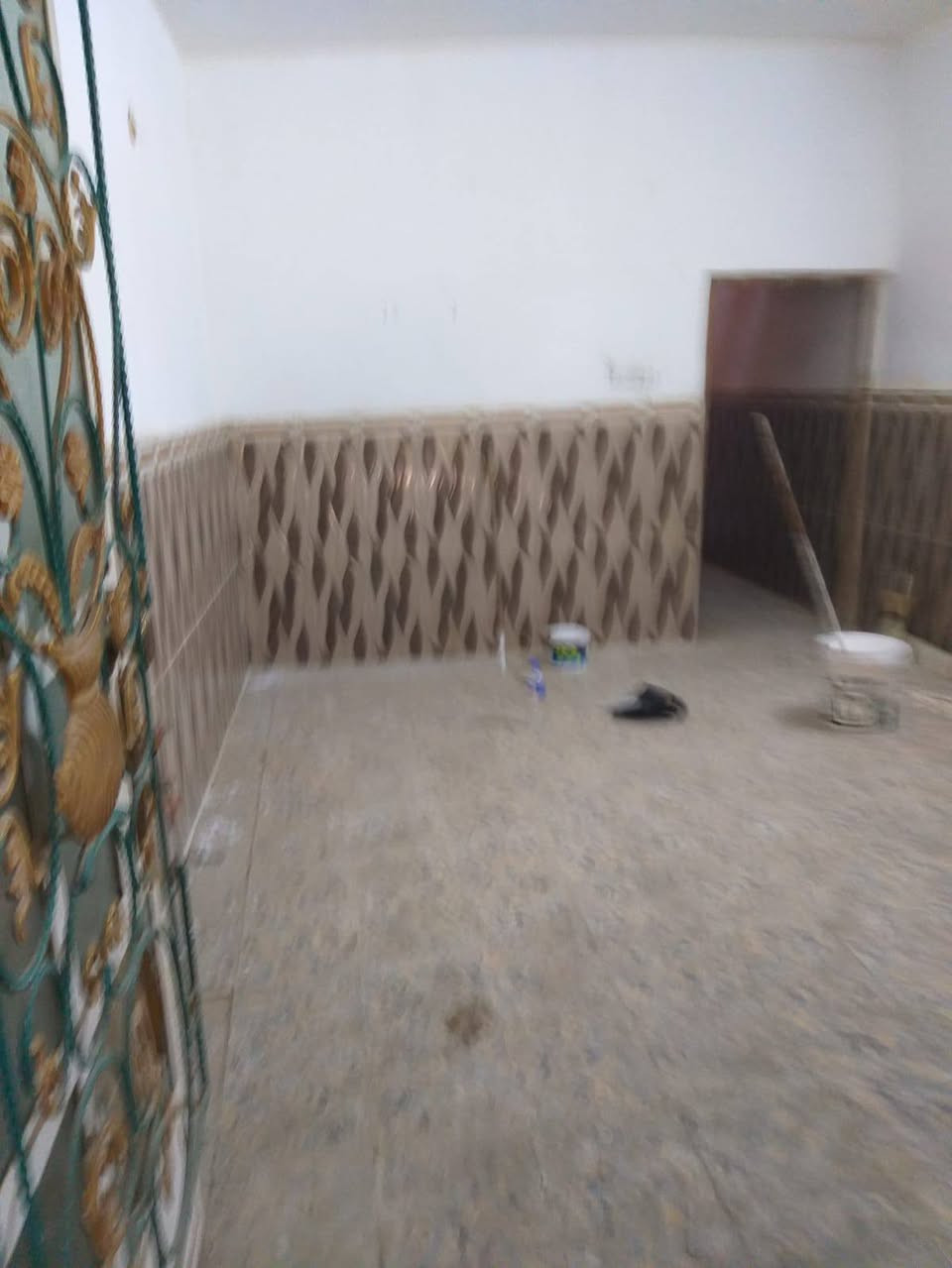السلام عليكم بيت 100 متر قاط ونص منطقه ال3 آلاف مقابيل ملعب الخماسي قرب البلديه الأيجار السعر 250 ايجاره  رقم الهاتف *********** الاتصال على هاذا الرقم
