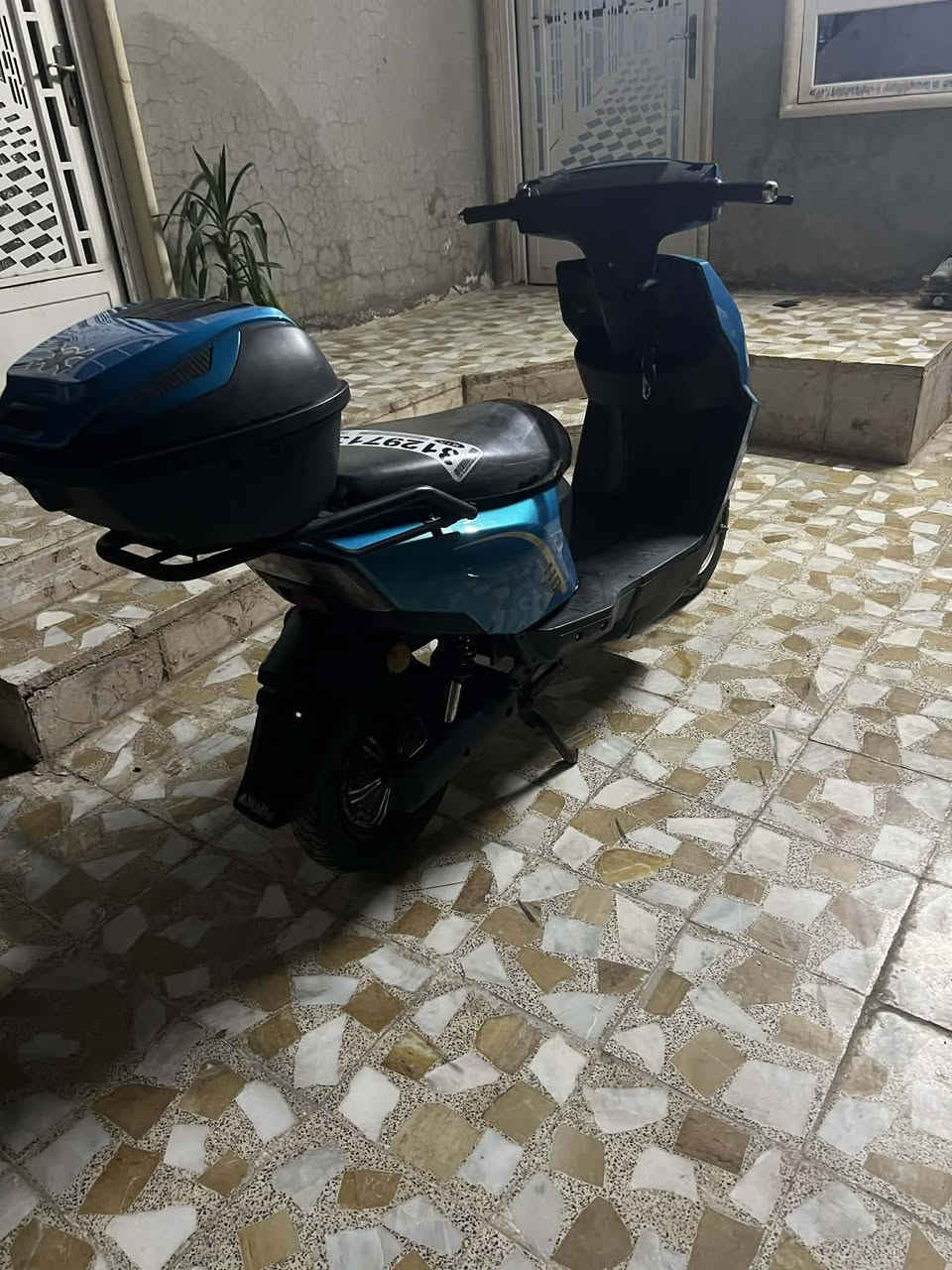 سلام عليكم  سعر 350.
لبيع. عدد البطاريات 5 شرط وين ما يعجبك نروح نفحص بي شي عليه الفحص 
ماطور نضيف درع نضيف 
مملف عقل نضاف 
اشاير لايتات كلو  شغال 
3 نمر 
صندوك لي وره 
سرعه حقيقي 55
شاحنه. كامله ملحقات 
مكاني موصل  مزارع زيونه الي يم المرور 
رقمي *********** بي وتساب 
مو شاري يرحم ولديك لا تخابر ولا تكول تعال خاص  سعر 350 ماطور نضيف وسياقتو حلو تجي وتشوف بعينك
