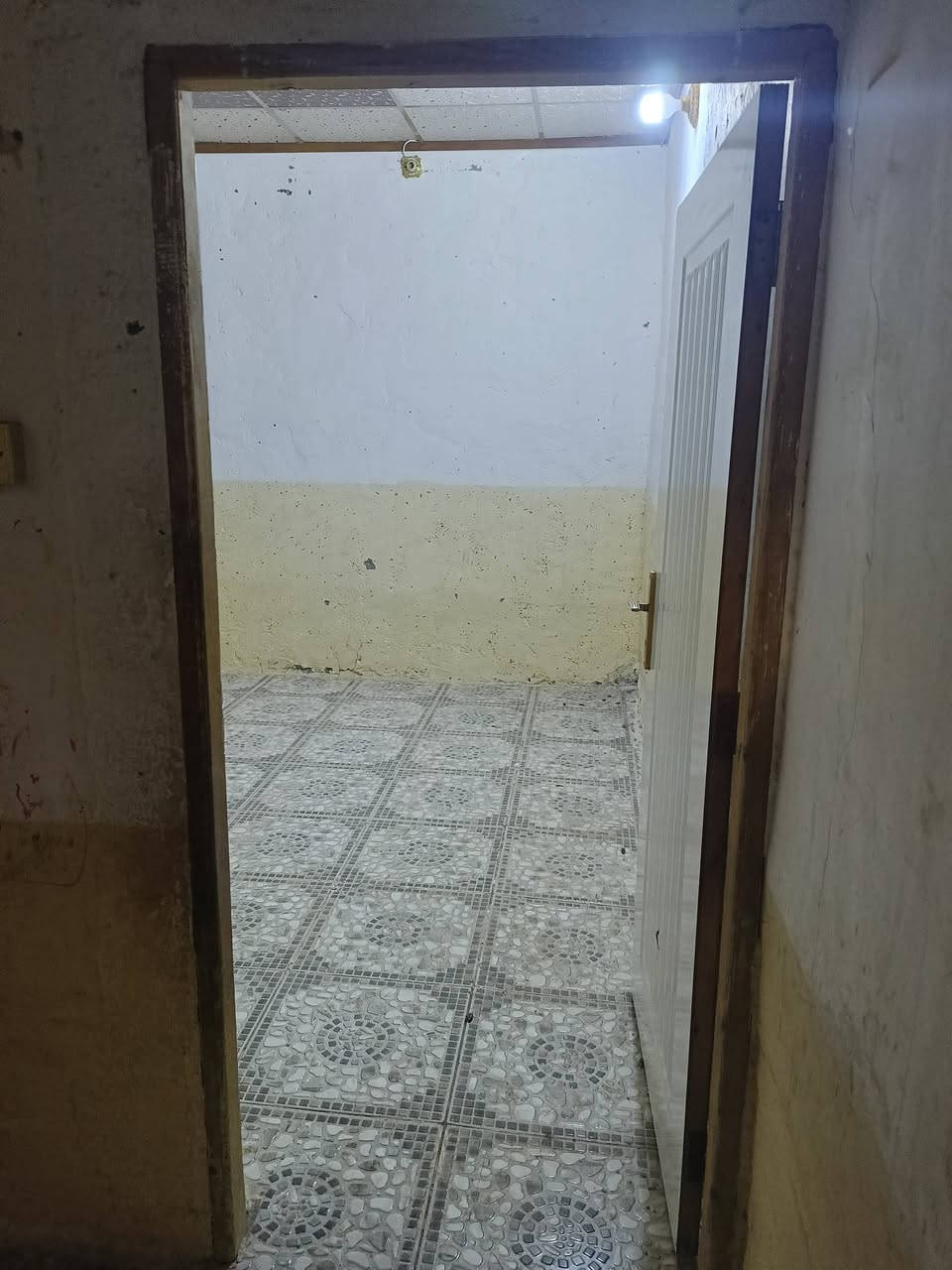 سلام عليكم هذه البيت مساحة 70 متر بناء بلوك طابقين بي غرفه وصاله بالطابق الثاني
وغرفه وصاله ومطبخ ومغاسل بالطابق الاول 
العنوان شارع المطحنه عمود 282 شارع الصب
السعر 15 ونص 
الاتصال 
***********
