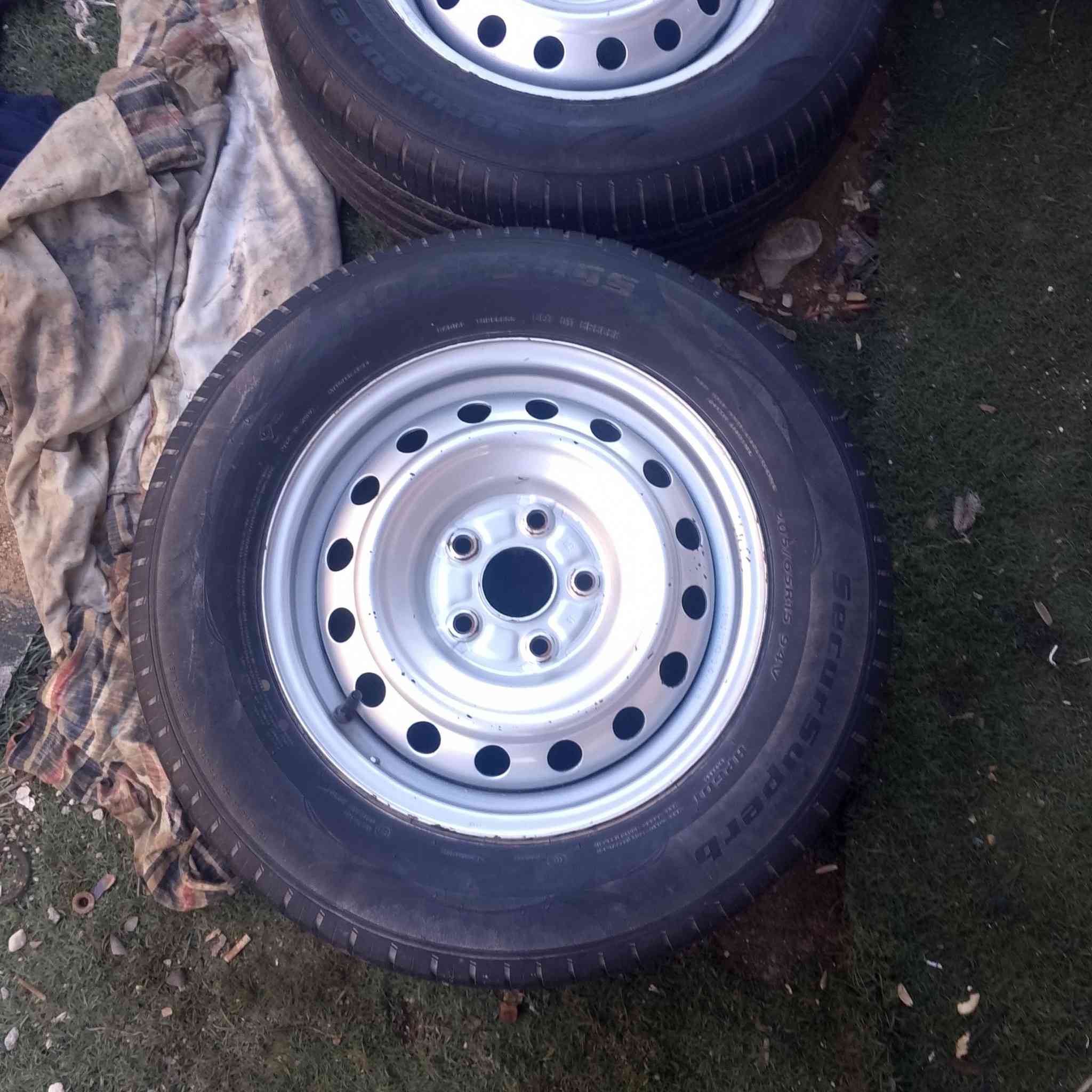 ويلات 15 فلاونزه جدد تخم تايرات جدد السعر 250العنوان البصره رقم الهاتف ***********
