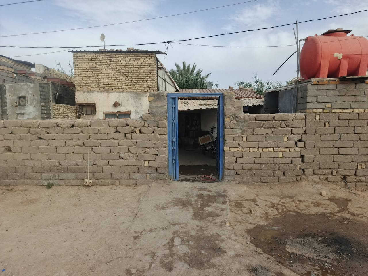 سلام عليكم  بيت للبيع مساحته 280 بناء غرفه وصاله جبيرا ومطبخ وستقبال وطارمه كلش جبيرا  مكانه سديناوية ورا جسر قرب مدرسه تعاون على تبليط بيت مرتب سعرا اتصال على الارقام او مراسلة صفحه.  
***********////***********
