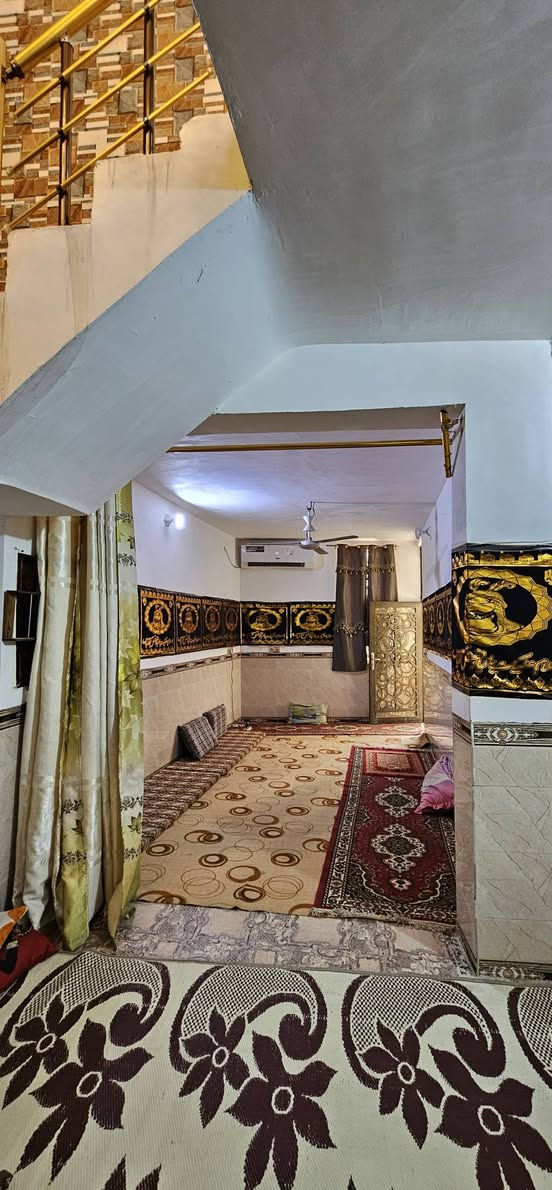 الدار للبيع مساحة ٩٠ متر ، طابو سند ٢٥ ، منطقة حي الزيتون مقابل السفارة التركية على الشارع العام شارع ابو مهدي المهندس  ، الدار بناء حديث جدا ويحتوي على استقبال كبير وموزع غرف ومطبخ وغرفة مع منور في الطابق الارضي وغرفة كبيرة جدا في الطابق الثاني مع بلكونة فيها باب وكذلك ٣ مجمعات صحية موزعة في  البيت ، البناء طابوق بالكامل وسقف صب سي٣٠ ، ويحتوي على اثاث بسيط ، ولا يوجد فيه اي نقص ، السعر المطلوب ١٤٥ مليون قابل للتفاوض .
اي استفسار يرجى الاتصال على الرقم 
***********
فيه واتساب وتلكرام
الدار للبيع مساحة ٩٠ متر ، طابو سند ٢٥ ، منطقة حي الزيتون مقابل السفارة التركية على الشارع العام شارع ابو مهدي المهندس  ، الدار بناء حديث جدا ويحتوي على استقبال كبير وموزع غرف ومطبخ وغرفة مع منور في الطابق الارضي وغرفة كبيرة جدا في الطابق الثاني مع بلكونة فيها باب وكذلك ٣ مجمعات صحية موزعة في  البيت ، البناء طابوق بالكامل وسقف صب سي٣٠ ، ويحتوي على اثاث بسيط ، ولا يوجد فيه اي نقص ، السعر المطلوب ١٤٥ مليون قابل للتفاوض .

