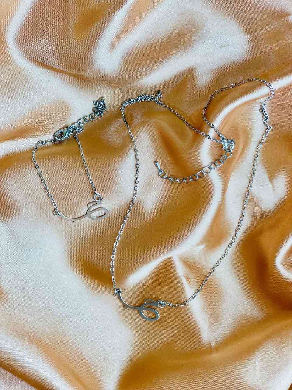 🧡 سيت الحب متكون من قلادة وسوار 🧡

🌟كوالتي ممتاز أصلي ✔️
🌟طلاء ثابت بجودة عالية 💯
🌟غير قابل للصدأ ✔️ 
🌟مصمم بلمسة جاذبية 😍 
🌟تألقي بسحر جاذبية التصميم المميز 💕
🌟متوفر باللون الذهبي والأحمر والفضي ♥️💛🩶 
🌟هدية نازكة ☺️🎁

سعر السيت مع العلبة١٢ الاف وبدون علبة ١٠ الاف 💕
🚘يوجد خدمة توصيل لجميع محافظات العراق ٤ الاف


**إذا كنت صاحب هذا الإعلان وتريد حذفه لأي سبب، رجاءا أرسل رسالة إلى الدعم الفني**