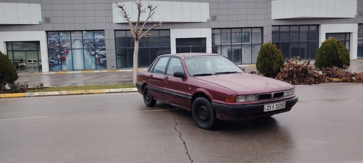 گلاند 1991 اتوماتیک سلایت مەکینە گەورە رقم سلیمانی رقم باریک بەناوی خۆمەوەیە ورقەی بەنزینی هەیە سعری قفل معمالەی هیچ نیە 30 گەڵا معمالەی نیە ***********
كالنت 1991 رقم سليمانية بسمي محرك كبير كير اتوماتيك
