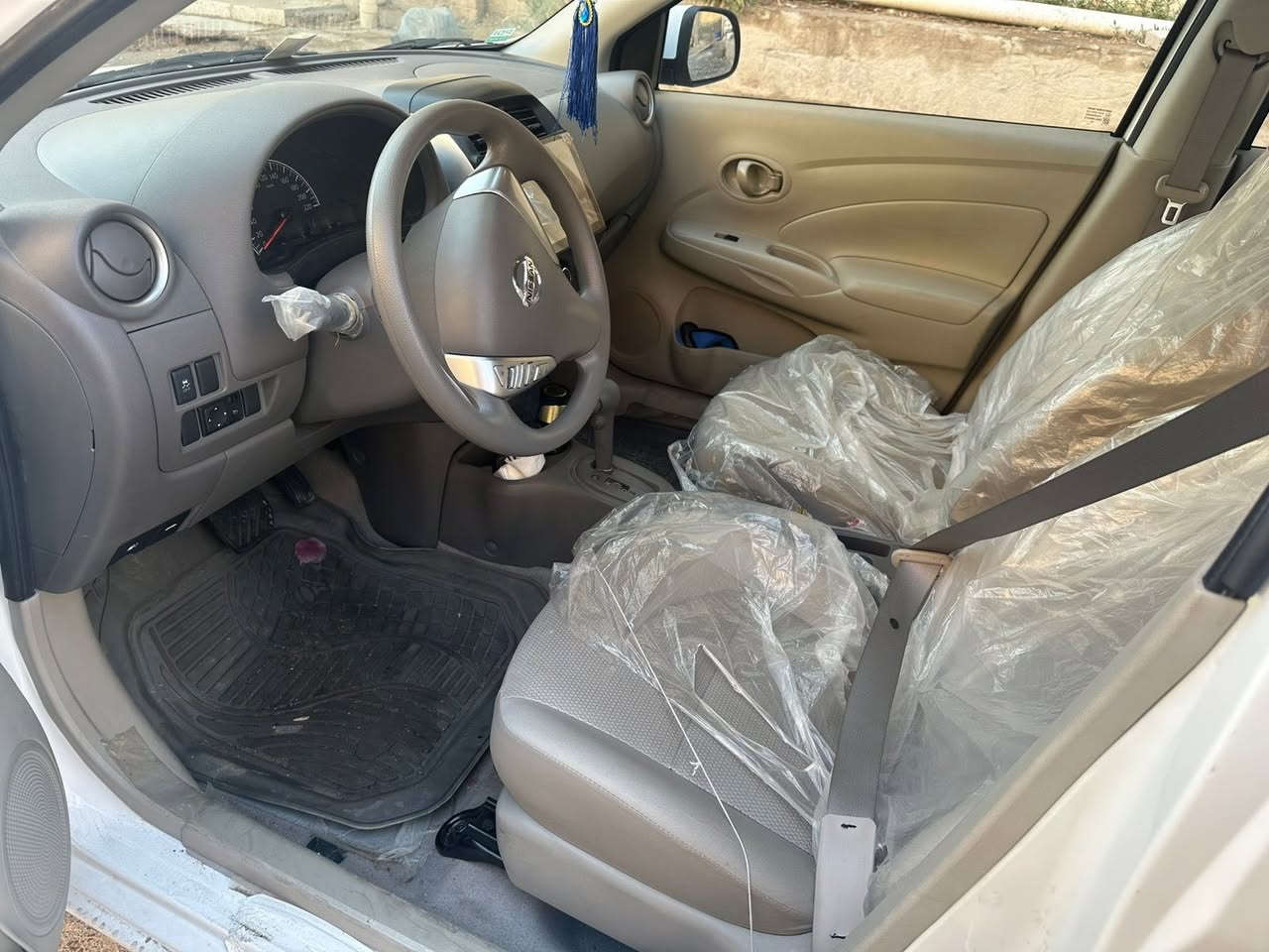 سلام عليكم نيسان صني 25 السياره زيرو بيه طكه خفيف من وره سعرها 130 وبيهة مجال قليل(***********)
