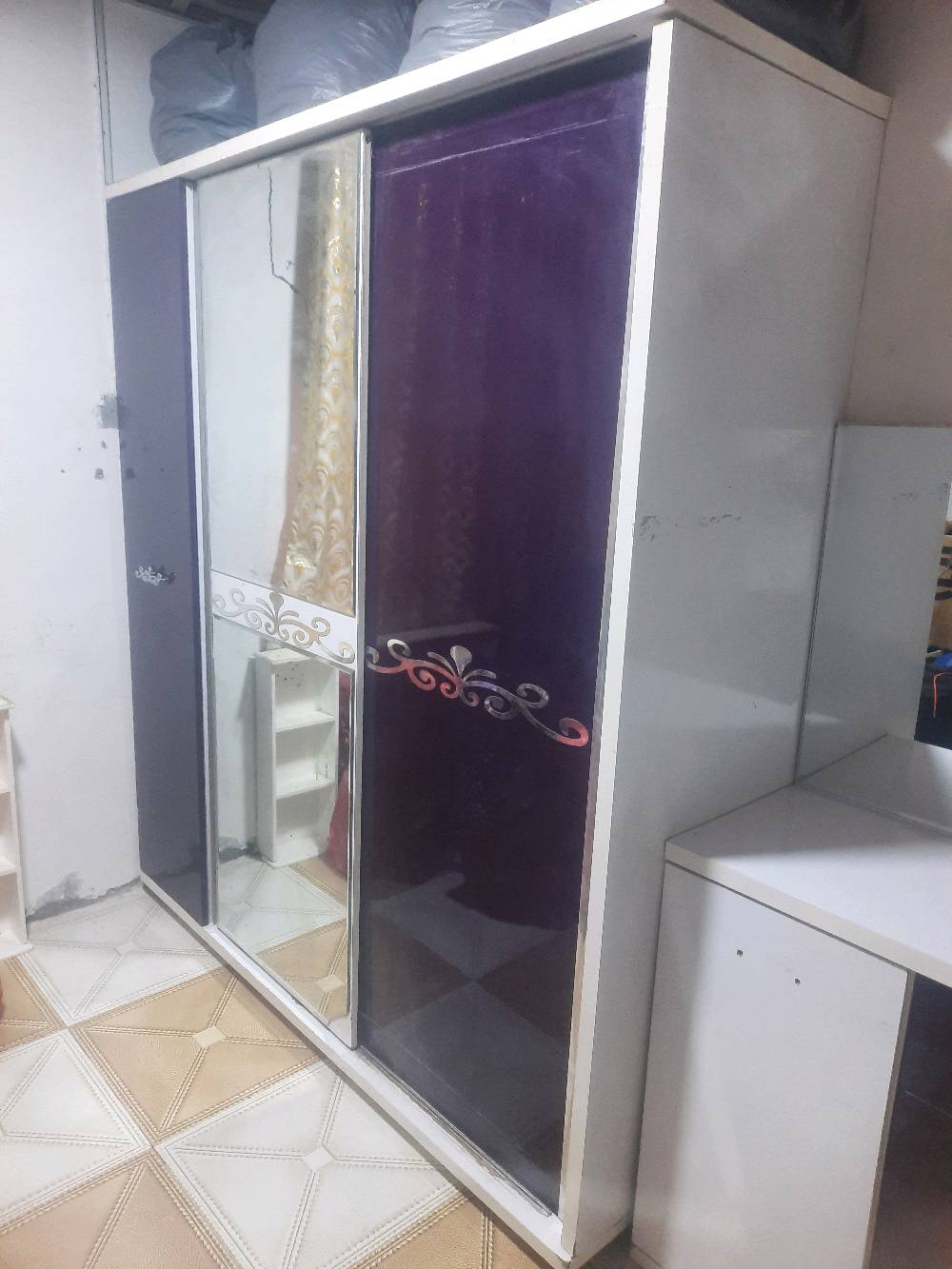 السلام عليكم غرفه نوم بدون جربايه كنتور بيبان ثنين سلايت وباب كلش نضيف وميز تواليت وجرارات موضح بل صوره الطول 190 والأرتفاع 200 والعرض 60 مستعجل على بيعتها كلش عندي ضرف اريد اليوم ابيعها الي يريدها يتواصل وياي على الخط ماعندي انترنيت *********** سعرها 200 وبيها مجال مكاني حي الأحرار قرب محكمه الكزيزه مال خمسميل