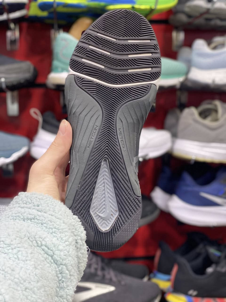 ماركة نایک وكالة اصلي
قياس :٤١
طول القدم :٢٦.٥سم
للحجز دذلي خاص لو واتساب 
٧٧٠٨٢٨٤٢٤٢
