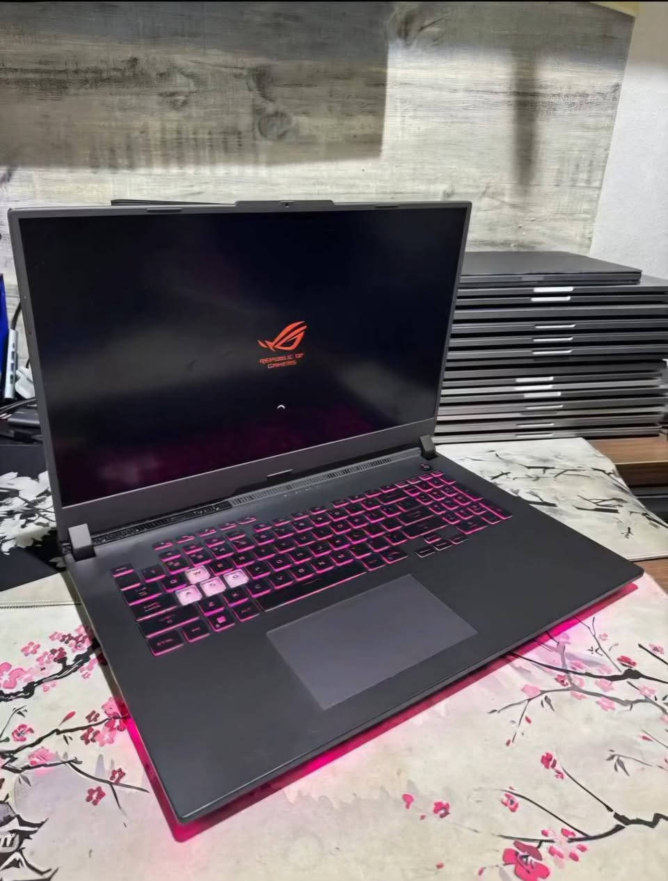 القوية الجميلة Asus ROG Strix بحجم شاشة 17.3 مع ملحقات كاملة (كارتونه الأصلية) 
Model: G713QE-HX023
Color: Eclipse Gray (رمادي غامق)
Display: 17.3-inch FHD (Full HD)
Specifications:
Processor (CPU): AMD Ryzen 5 5600H
Graphics Card (GPU): NVIDIA GeForce RTX 3050 Ti (4GB)
Memory (RAM): 16GB DDR4 (8GB × 2)
Storage: 512GB PCIe SSD
Wireless: Wi-Fi 6 + Bluetooth
Battery: 4-Cell 56Wh
Keyboard: Arabic
كيبورد ضوئي اكثر من مليون لون واضائه محيطيه رهيبه🔥
بطارية توصل 4 ساعات  وياها كارتونه الأصلية وشاحن الاصلي

تواصل *********** واتساب فقط
اكثر من نوع ضمان عله نفس الجهاز 
 متوفر توصيل لكل العراق او استلام مباشر مكاني البصرة
