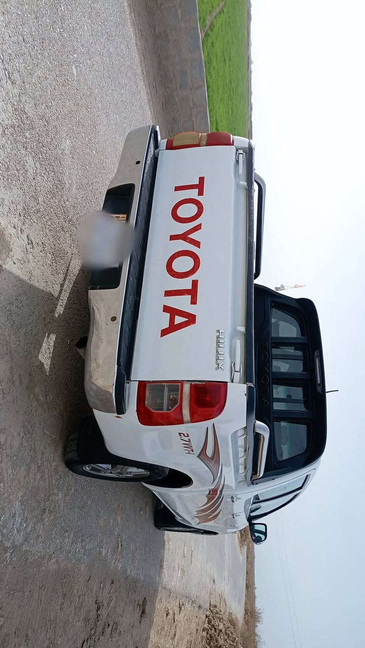 هايلوكس موديل 2014 مكفولة كفالة عامة كير اوتماتيك تخم تاير جديد شاصي 19 سيارة خير من الله مال جناي  رقم واسط باسمي  *********** _ ***********
