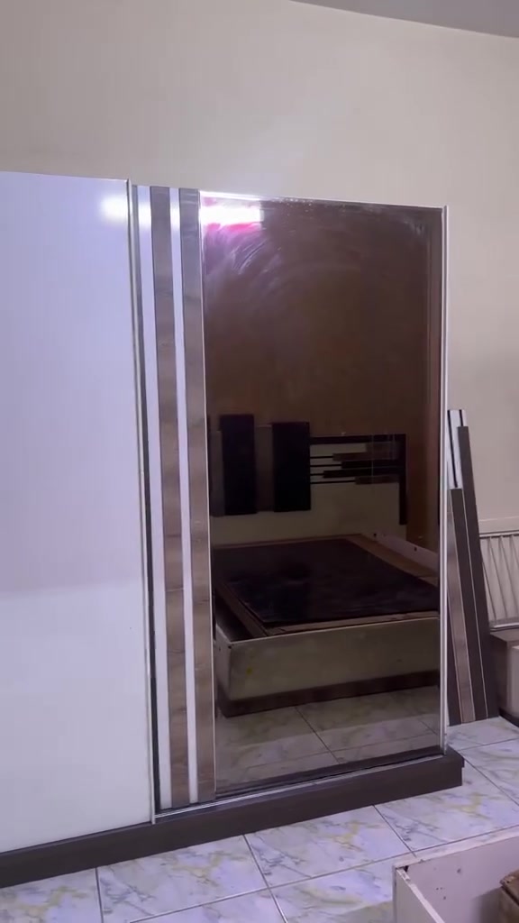 السلام عليكم غرف نوم مستعمله نضيفه للبيع عنوان شارع فلصطين السعره 250الف وبيه مجال للستفساره الرقم ***********

