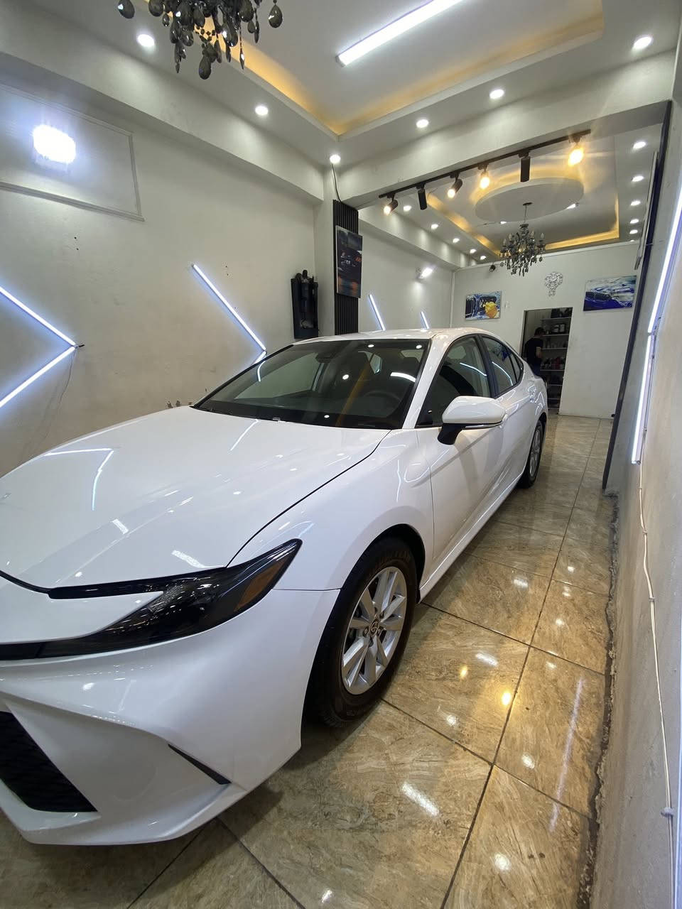 للبيع | تويوتا كامري LE موديل 2025 🚗
بحالة الوكالة – نظيفة
صبغ جاملغ وبنيد بدايه شويه شاصي يسر حادث مريكا

نمواصفات الفنية:

 • محرك 4 سلندر 2.5 لتر

 • ناقل حركة أوتوماتيك

 • دفع أمامي

 • استهلاك وقود اقتصادي جداً

🔹 التقنيات والراحة:

 • شاشة لمس 

 • Apple CarPlay & Android Auto

 • نظام تشغيل بدون مفتاح (Smart Key)

 • زر تشغيل المحرك

 • مكيف هواء أوتوماتيك

 • تحكم بالمقود

 • شاشة معلومات متعددة

🔹 الأمان:

 • نظام مانع الانزلاق

 • نظام الثبات الإلكتروني

 • فرامل ABS

 • توزيع قوة الفرامل EBD

 • مساعد الفرامل BA

 • وسائد هوائية أمامية وجانبية

 • نظام تنبيه مغادرة المسار

 • رادار تفادي الاصطدام

 • مثبت سرعة ذكي  
مكاني بغداد الشعب تريد. مرقم تريد نته ترقم ميكلف 250 
***********
سياره ماشيه34 دوخل جديد
