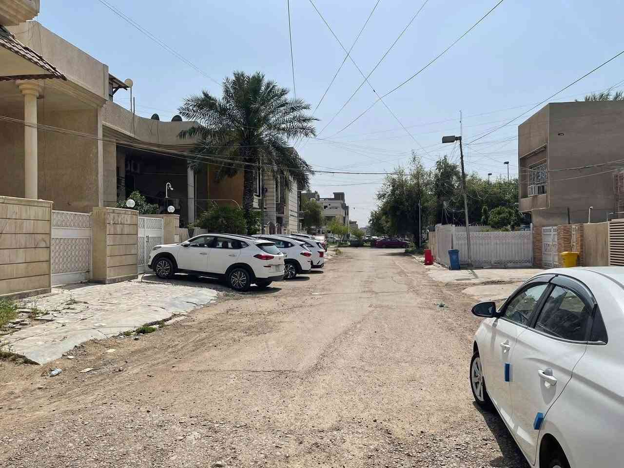 للبيع بيت مسلح ركن كلاسك سند مستقل ( ورثه وكل امورهم جاهزه ) المساحه ٢٠٨ متر الواجهه ١٦ والنزال ١٣ يحتوي الطابق الاول على كراج ومطبخ واستقبال وهول وحده مفتوحه الثانيه وغرفتين نوم وحده منهن سويت وخدمات والطابق الثاني يحتوي على ٤ غرف نوم وحده منهن سويت وخدمات 

الموقع شارع فلسطين محله ٥٠٤ خلف وزارة الشباب والرياضه مقابل مستشفى العالمي قرب المتنزه 

للاتصال *********** او *********** شركة الخيمه للعقار السعر عالخاص راسلني لو تتصل
