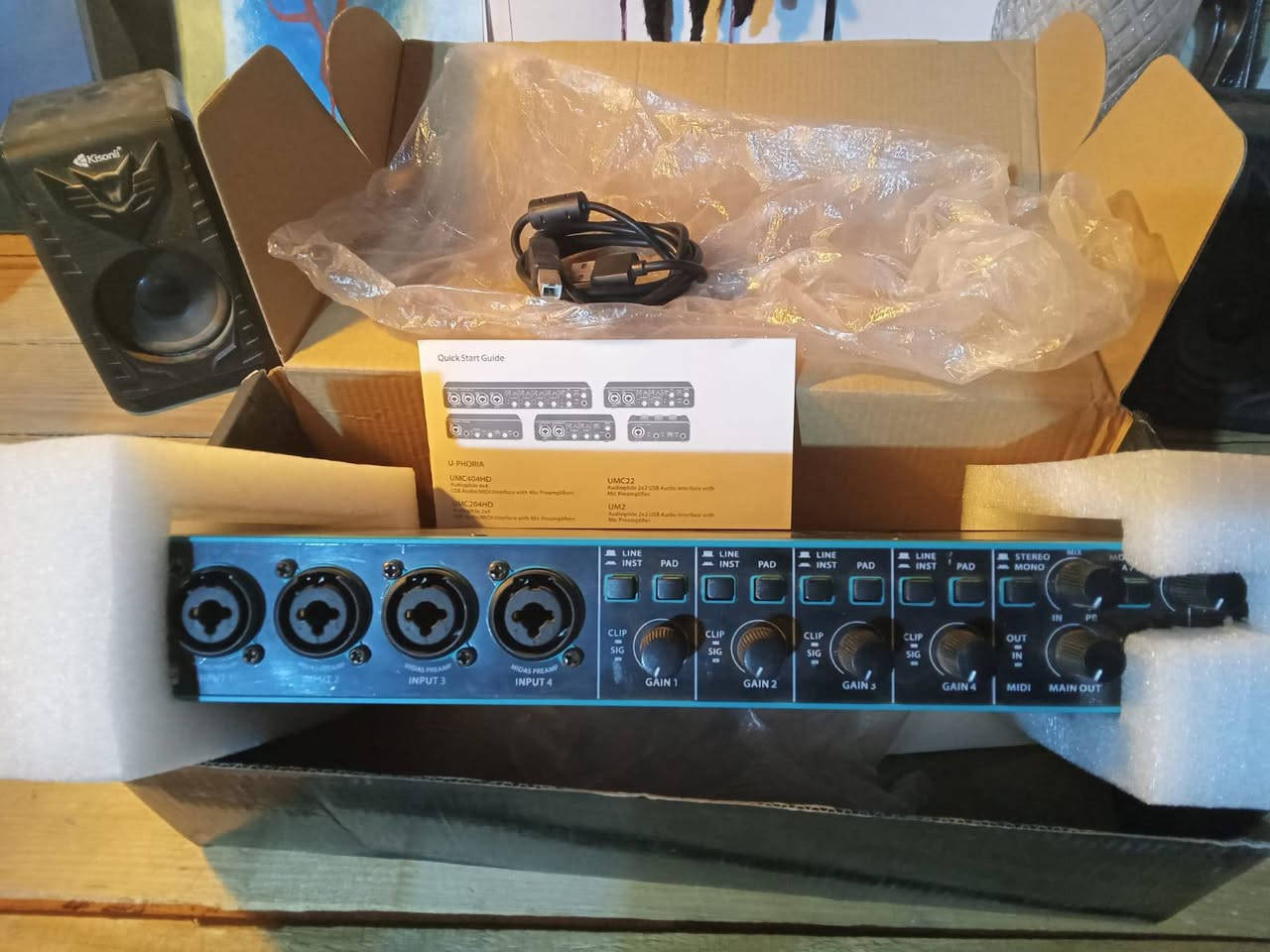 كرت صوت احترافي للتسجيل – 192kHz
كرت صوت Audio Interface احترافي مناسب لتسجيل الغناء والآلات الموسيقية في الاستوديو المنزلي.
المميزات:
جودة تسجيل عالية 192kHz / 24bit
4 مداخل ميكروفون / آلة
يدعم 48V Phantom Power للمايكروفونات الاحترافية
مخرج Headphones للمراقبة
MIDI In / Out لربط الكيبورد
تحكم مستقل في مستوى الصوت لكل قناة
يعمل مع جميع برامج التسجيل مثل FL Studio و Logic و Ableton
الحالة: جديد 
السعر: 165 الف


**إذا كنت صاحب هذا الإعلان وتريد حذفه لأي سبب، رجاءا أرسل رسالة إلى الدعم الفني**