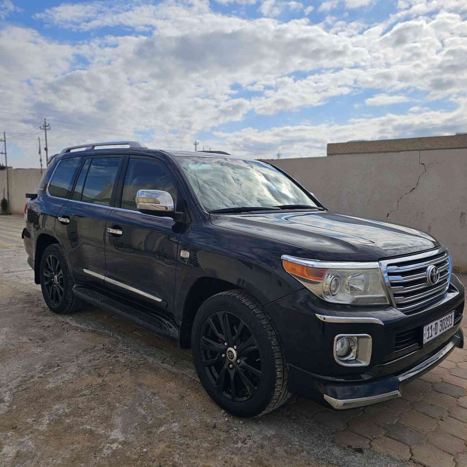 السلام عليكم للبيع لاندكروز 2011 قطري محدث دعاميات 15 رقم بغداد بسمي تحويل ثاني يوم سياره مصبوغه عام فقط للجماليه بدون حادث بدون تبديل فقط صبغ سياره جاهزه كل نقص مابيها مكينه خير من الله تبريد تخم تاير حداديه كله جديد السعر 265 وبيها مجال  مكان ميسان العماره الاستفسار ***********
