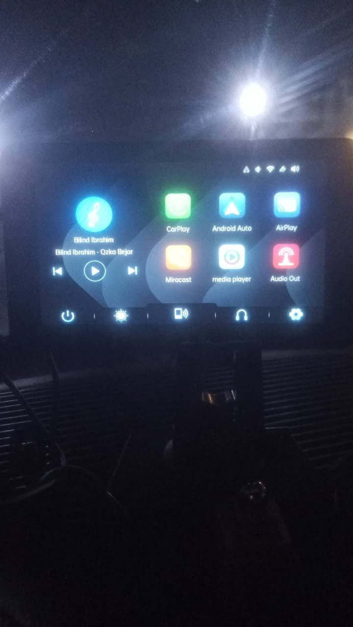 سڵاو برادەران, لەسەر ئیزنی ئەدمین
شاشە ئایپادی بیئێم بۆ فرۆشتن بە شوێن چەرخ کاردەکات و وایەرەکەی زۆر درێژه و وایەری AUX ی لەگەڵه
دەتوانی لەڕێگەی بلوتوز و وایفای و CAR PLAY یان Android auto یان air play یان Miracast ڕەبتی مۆبایلەکەتی بکەیت و هەروەها جیپی ئێسی هەیه 
دوو ستاندی لەگەڵه دەتوانی لەجامی پێشەوە ببەستیت و دەشتوانی لەسەر دەشبول بە بورغی بیبەستی
ئایپادەکەم نوێیه و تەنها بۆ تێست ئیشم پێی کردووە

نرخی 50 هەزارە
شوێن هەولێر - گەیاندن لەسەر کڕیارە


**إذا كنت صاحب هذا الإعلان وتريد حذفه لأي سبب، رجاءا أرسل رسالة إلى الدعم الفني**