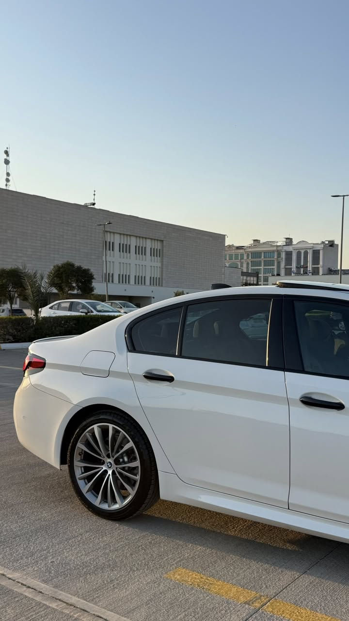 🚗 للبيع: BMW 530i موديل 2021 وارد أمريكي 🇺🇸

🔥 فخامة + أداء + إضافات سبورت مميزة

📌 المواصفات:
- محرك 4 سلندر تيربو (TwinPower Turbo)
- قير أوتوماتيك 8 سرعات
- دفع خلفي (RWD)
- وضعيات قيادة (Eco / Comfort / Sport)
- شاشة كبيرة + نظام iDrive (نظيف 100% وسريع)
- Apple CarPlay
- كاميرا خلفية + حساسات أمامي وخلفي
- فتحة سقف
- مقاعد جلد كهربائية مع ميموري
- إضاءة داخلية متعددة الألوان (Ambient Lighting)
- دخول وتشغيل بدون مفتاح

🔧 الإضافات:
- دفيوزر خلفي
- لحية أمامية
- كفر مرايا جانبية سبورت
- كفر يدات الأبواب
- شبك أمامي بإضاءة LED
- تخم تايل كامل (شكل رياضي مميز)

🛠️ الحالة الفنية:
- المحرك شرط وغير مفتوح
- القير شرط وغير مفتوح
- صيانة منتظمة بوكالة العروش

📊 المعلومات:
- وارد أمريكي
- الممشى: 34,000 مايل
- حادث: ربع بنيد + جام لغ (تصليح احترافي)
- الإيرباق راجع سستم بلد (شغال طبيعي)
- فحص وهزة جديد لغاية 11 / 2026
- استخدام شخصي ونظيف

💰 السعر: 31,000 دولار (ثلاث دفاتر وعشر ورقات)  
💬 قابل للتفاوض للجادين فقط

📍 الموقع: أربيل  
📞 للتواصل خاص أو اتصال
0776 444 4343
‎🔥 سيارة جاهزة بدون صرف — دفع خلفي + نظافة عالية + إضافات سبورت
