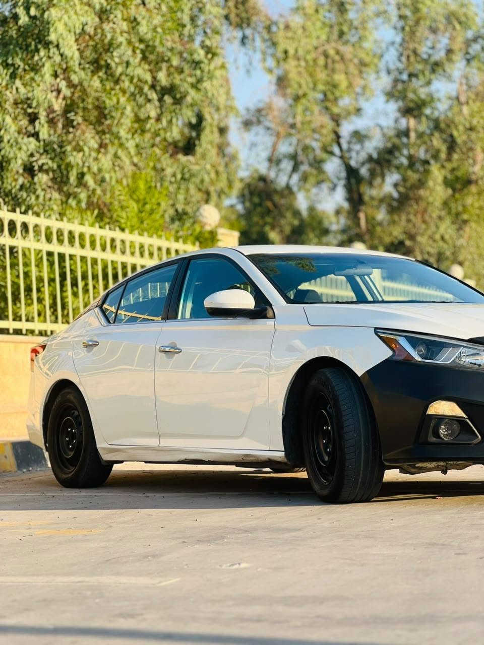 نيسان ألتيما 2019 للبيع 🚗
🛠️ حالة السيارة والضرر:
 الضرر: كارت بالبوند 🏷️.
 الصبغ والتعديل: نصف جاملغ صبغ 🎨، مع وجود تعديل بالدوسة وبخصّة بالجاملغ 🔧.
 الإيرباك والداخل: بدون إيرباك وبدون دواخل (سليم) 🛡️.
✨ مواصفات السيارة:
 نظام البصمة: بصمة تشغيل 🔑 + بصمة أبواب + بصمة صندوق 🚪.
 التشغيل عن بعد: متوفر 📲.
 الشاشة والترفيه: شاشة تدعم نظام كاربلاي (CarPlay) 🖥️ + كاميرا دوارة 🔄.
 الأمان: رادار أمامي ⚠️.
 المقاعد: كرسي السائق كهربائي 💺.
 الشحن: كيبل شحن قطعتين 🔌.
 أنظمة القيادة: مثبت سرعة 📍 + نظام القيادة الرياضي (Sport System) ⚡.
 اللون: أبيض ⚪.
📑 تفاصيل إضافية:
 الرقم: رقم دهوك 🚘.
 الورقيات والتحويل: السيارة باسمي والتحويل ثاني يوم مباشرة 📝.
 الهزة والوقود: هزة جديدة + كوبون البنزين متوفر 🎫.
 الحالة العامة: سيارة نظيفة جداً (مال بيت) 🏠✨.
📞 للاستفسار والاتصال:
 رقم الهاتف: *********** 📱
 السعر: 135 ورقة (وبيها مجال للطيبين) 💵
