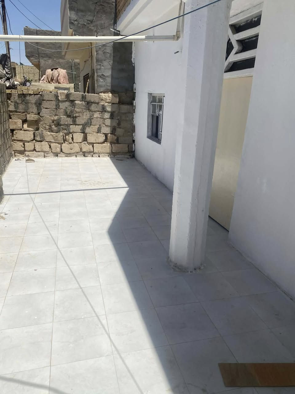 السلام عليكم بيت لليجار الموقع حي العسكري النگره قرب الجملون 
البيت متكون من غرفتين +مطبخ+استقبال +طرمه المساحه 180للستفسار ***********

