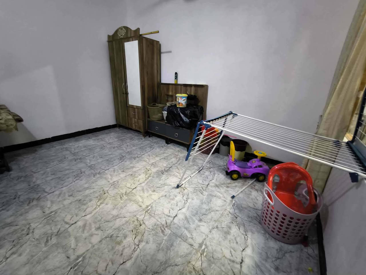 دار للبيع حي الملايين الثانية قرب جامع العادل مساحه الدار 140 متر طابق واحد بناء حديث يتكون من غرفتين نوم وهول واستقبال خدمات كاملة شوارع ماي كهرباء للستفسار اكثر راسل الحساب او اتصل على ***********
