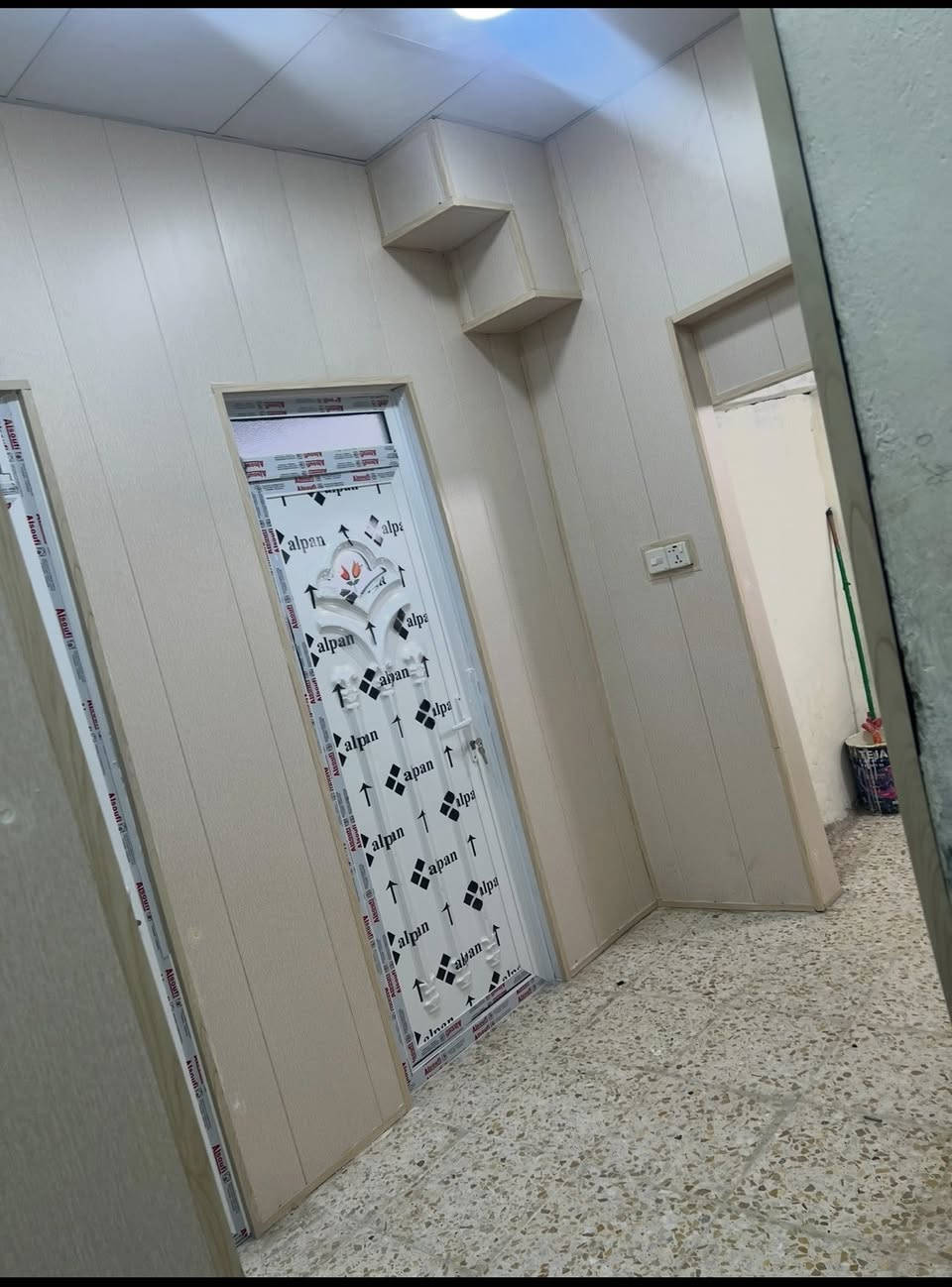 السلام عليكم دار ايجار العطيفيه خلف جامع المعز  طابق ارضي 2 غرف نوم +صاله +مطبخ +صحيات+كراج وحديقه ايجاره 550 الف الاتصال ع ***********
